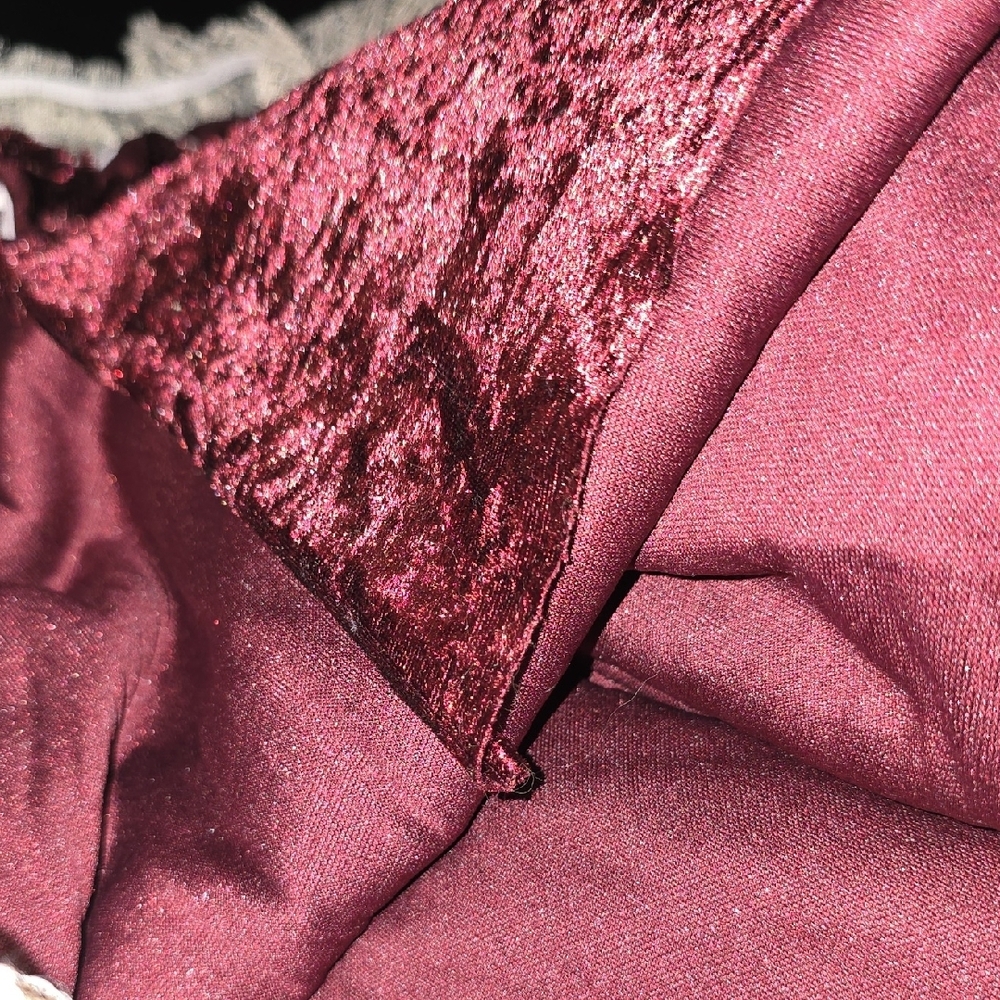 Elegant Lace and Velvet Like Costume. Includes pirate eye patch&headband tie. - Picture 6 of 9